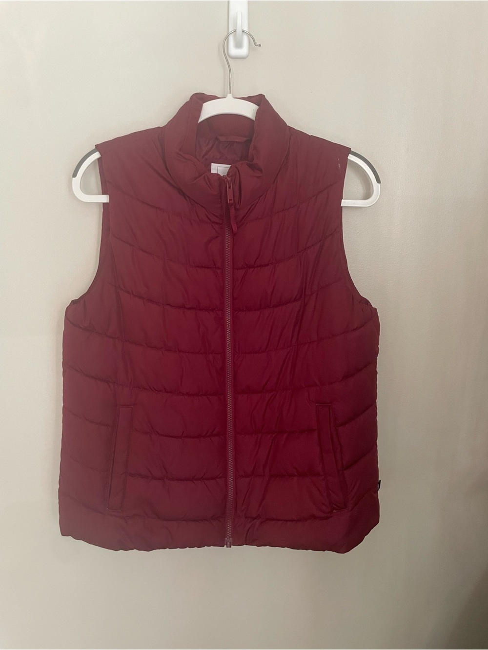 GAP Burgundy Puffer Vest Size Medium Quilted Lightweight Zip Up
